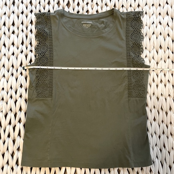 *SOLD* Banana Republic Top - Picture 3 of 5